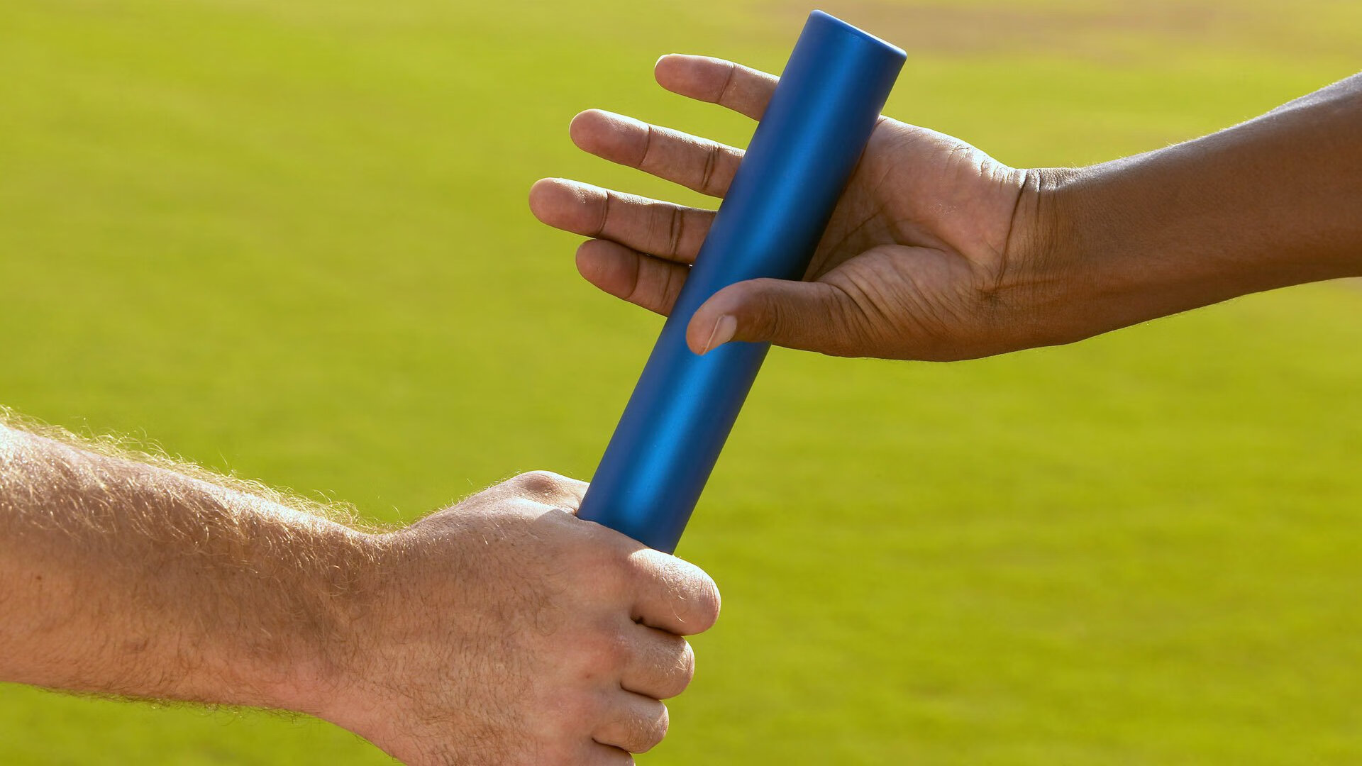 F1新赛季揭幕战焦点战，赛场如战场，秘鲁血拼贝蒂斯般的激情对决