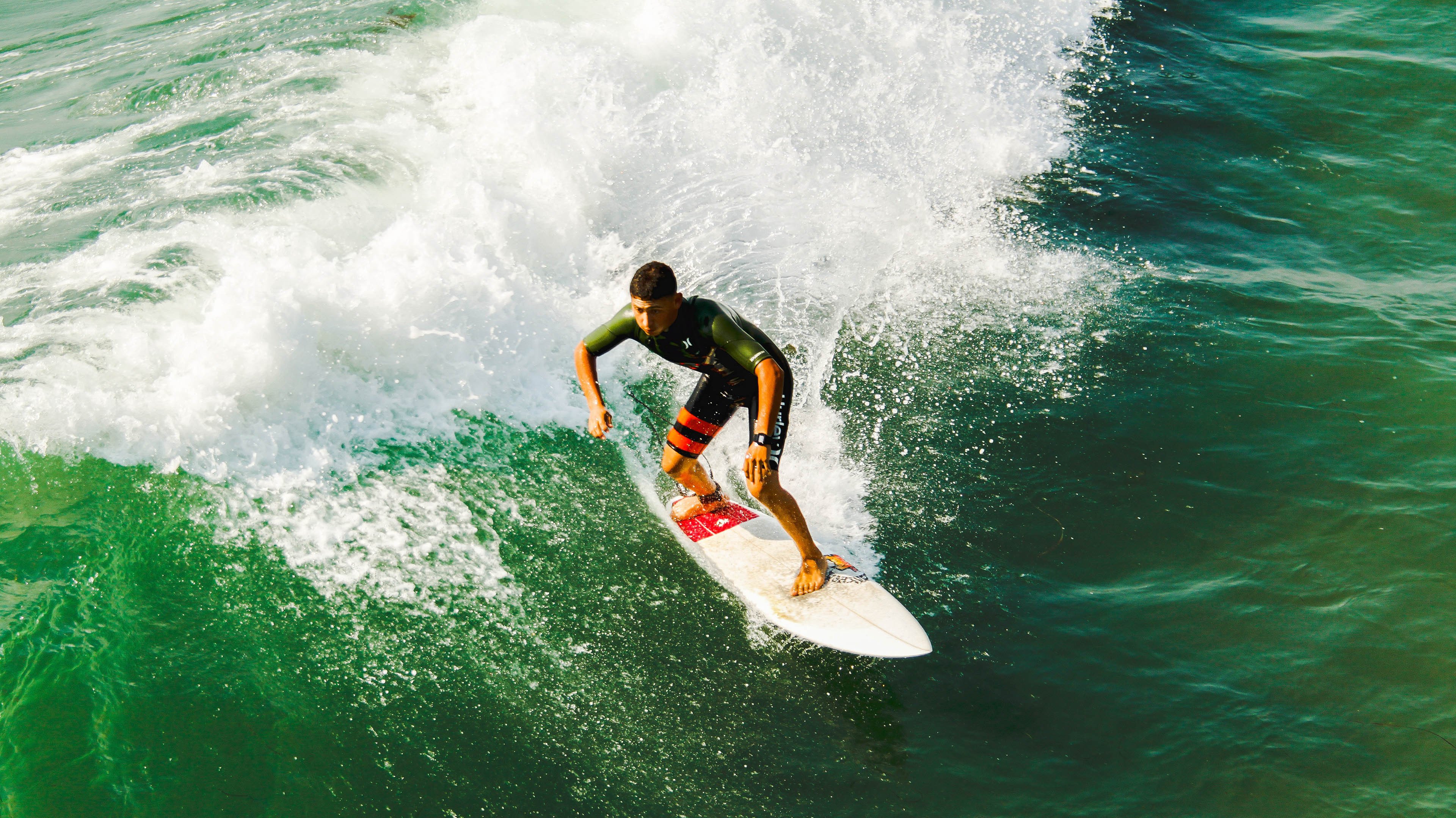 烈焰与毫厘,阿隆索绝境起舞,法拉利惊魂险胜索伯